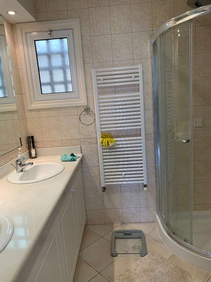 jpeg-optimizer_IMG_2565_bath room 1